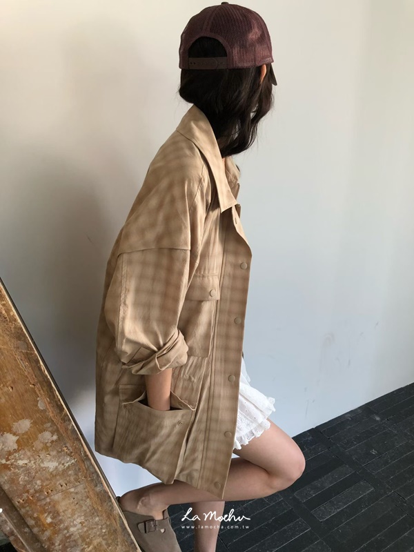 多口袋淡色格紋外套